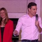 Sánchez, junto a su esposa y Adriana Lastra, en el balcón de Ferraz