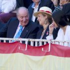 El Rey Juan Carlos, su hija Elena y su nieta Victoria, juntos en los toros.