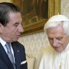 Francisco Vázquez junto a Benedicto XVI.