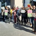 Concentrados en Benidorm contra la política de la consellera Bravo.