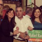 La secretaria, Esther Mendiola, junto a un grupo de afiliados de Vox. Detrás de la chica que lleva el cartel se puede ver al candidato, Rafael Ramos