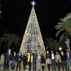 En el encendido de luces de Alicante han participado las Bellesas del Foc Infantil y Adulta, que acompañaron al alcalde, vicealcaldesa y concejales