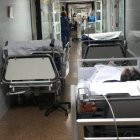 Colapso en las urgencias del hospital de Alzira: Los pacientes en los pasillos