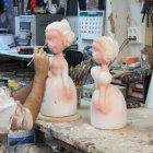 Vicente Domínguez, artista fallero, con ninots de 'Regala un Ninot'