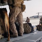 Varios militares a su llegada al aeropuerto de Dubái desde Kabul.