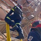 Espectacular rescate de cuatro trabajadores desde el piso 11 de un edificio