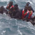 Imagen del rescate de varias personas mientras la  patera en la que navegaban se hunde en el Estrecho de Gibraltar.