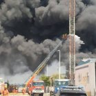 Heroica actuación acaba con tres bomberos intoxicados en Riba-Roja