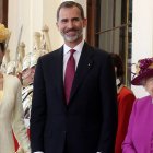 Los Reyes con la fallecida Isabel II.