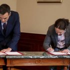 Sánchez e Iglesias firmando su acuerdo de investidura.