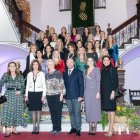 El presidente de la Diputación de Valencia, Toni Gaspar, posan con las mayores mayores de distintos años