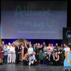 Foto de Familia de los premiados en la XXVI Gala del Comercio en Alicante