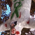 Muñeco de Abascal con un tiro en la frente colgado en un árbol de Castellón.