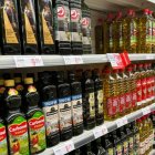 Diversas marcas de aceite expuestas en las estanterías de un supermercado