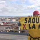 Un activista protesta en el puerto de Sagunto.