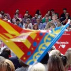 Una bandera de la Comunitat ondea mientra Ximo Puig hace su intervención - PSOE