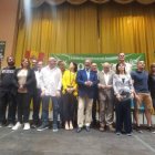 Los miembros de la lista de Vox Llíria junto al candidato a la Generalitat, Carlos Flores, y la diputada autonómica, Mª Ángeles Criado.