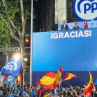 El PP celebra en el balcón de la calle Génova su victoria electoral con Feijóo, Almeida y Ayuso