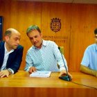 El alcalde de Alicante, Gabriel Echávarri (a la izquierda), junto a Natxo Bellido y Miguel Ángel Pavón, socios de Gobierno.