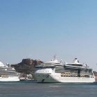 Los tres cruceros que han coincidido este jueves en el Puerto de Alicante.