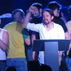 Pablo Iglesias, junto al rapero Pablo Hasel cantando La Internacional en un acto de Podemos.