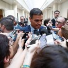 Pedro Sánchez atendiendo a los medios de comunicación.