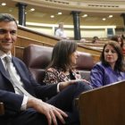 Sánchez sonriente, en su escaño ocasional para la moción de censura.