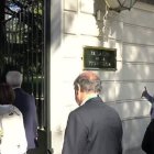 Ciudadanos anónimos entrando este miércoles en el Palacio de La Moncloa, en la jornada de puertas abiertas.