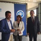 José Císcar, Isabel Bonig y César Sánchez antes de entrar a una reunión de su partido en Alicante.