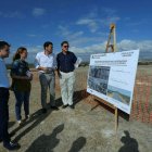 Luis Barcala, Mari Carmen de España e Israel Cortés inspeccionan las obras.