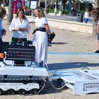 La alcaldesa de Valencia, María José Catalá, visita el robot pionero en la playa de Valencia