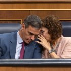 El presidente del Gobierno, Pedro Sánchez y la vicepresidenta primera y ministra de Hacienda, María Jesús Montero.