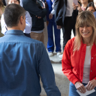 Pedro Sánchez, de espaldas, junto a su mujer, Begoña Gómez, votando durante las últimas elecciones europeas.