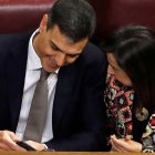 Pedro Sánchez y Margarita Robles ven el móvil