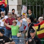 Personas congregadas en las inmediaciones de los juzgados en la comparecencia de Begoña Gómez