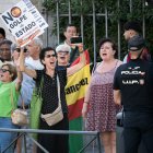 Varias personas, concentradas a la entrada de los juzgados madrileños de plaza de Castilla.