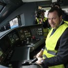 Óscar Puente en la locomotora de un tren