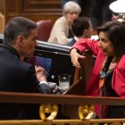 Pedro Sánchez conversa con la ministra de Defensa, Margarita Robles, en el Congreso de los Diputados.