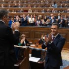 Aplausos al presidente del Gobierno, Pedro Sánchez, durante la sesión de investidura.