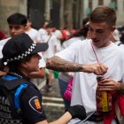 Una agente de Policía durante el txupinazo en Pamplona durante los San Fermines.