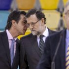 El ministro Soria susurrando al oído de Rajoy.