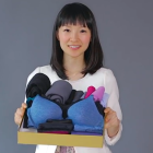 La autora Marie Kondo posando con uno de sus trucos para ordenar: las cajas.