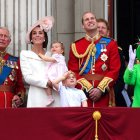 El traje de la reina y la regañina a su nieto, víctimas del ingenio en la red