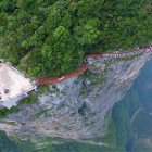 ¡Una pasarela de cristal a 1.403 m de altura!  ¿Te atreves?