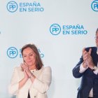 Rajoy y su mujer en el balcón de Génova 13 el domingo.