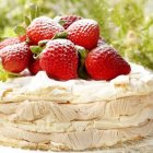 El poder antioxidante de las fresas aporta el toque sano a este tentador postre.