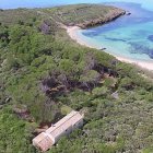 Esta isla desierta en Menorca puede ser tuya.