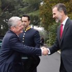 El Rey Felipe VI, este miércoles, recibiendo al presidente de Alemania, Joachim Glauck.