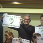 El diputado de Podemos, Diego Cañamero, homenajeando en el Congreso a un agresor reincidente.