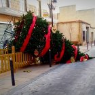 El árbol de Navidad también ha resultado atacado.